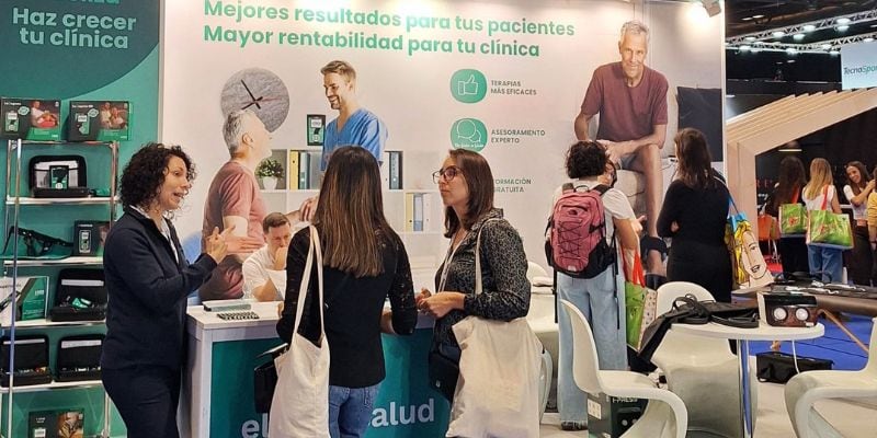 Fisioterapeuta de Electrosalud asesorando a distribuidores en FisioExpo