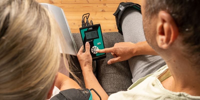 Paciente configurando programa de magnetoterapia en casa