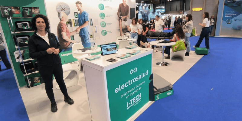 Una fisioterapeuta de Electrosalud ofreciendo asesoramiento en FisioExpo 2025