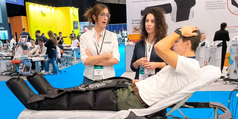 Un visitante de FisioExpo probando la presoterapia Wepere Viggo