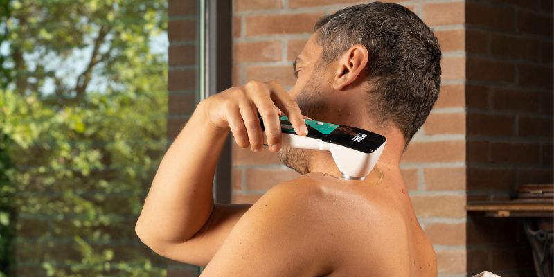 Hombre usando máquina de ultrasonidos Powersonic en hombro